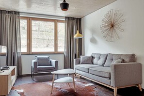 Leilighet – design, 2 soverom, hageområde | Oppholdsområde | En 45-tommers Flatskjerm-TV med kabel-kanaler samt TV og Netflix