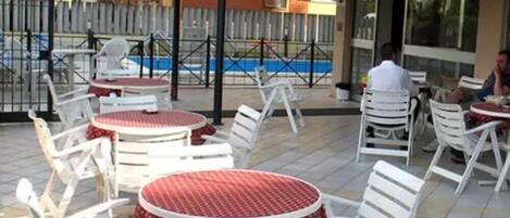 Petit déjeuner et dîner servis sur place, spécialités Cuisine italienne