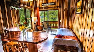 Cabin | Living area | Flat-screen TV