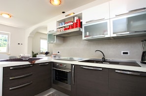 Appartement, 3 chambres, vue mer (Penthouse) | Cuisine privée | Réfrigérateur, four, plaque de cuisson, lave-vaisselle