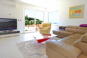 아파트, 침실 3개, 바다 전망 (Penthouse) | 거실 공간 | 평면 TV