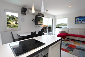 아파트, 침실 2개, 바다 전망 | 거실 공간 | 평면 TV