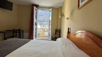 Escritorio, wifi gratis y ropa de cama