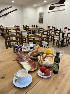 Petit déjeuner continental (9 EUR par personne)