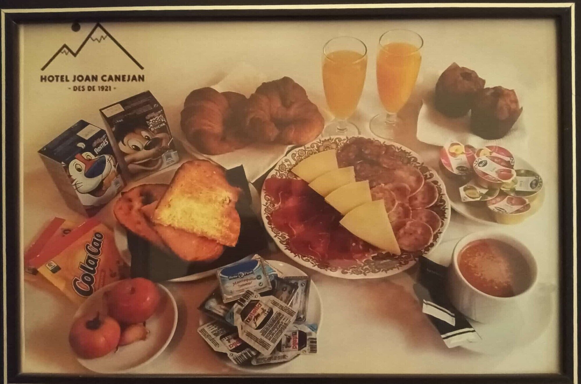 Een ontbijfwagen met croissants, kaas, ham, toast, sap en koffie.