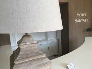 Desk, blackout curtains, free WiFi, bed sheets - Hotel Santa Fe (Santa Fe)