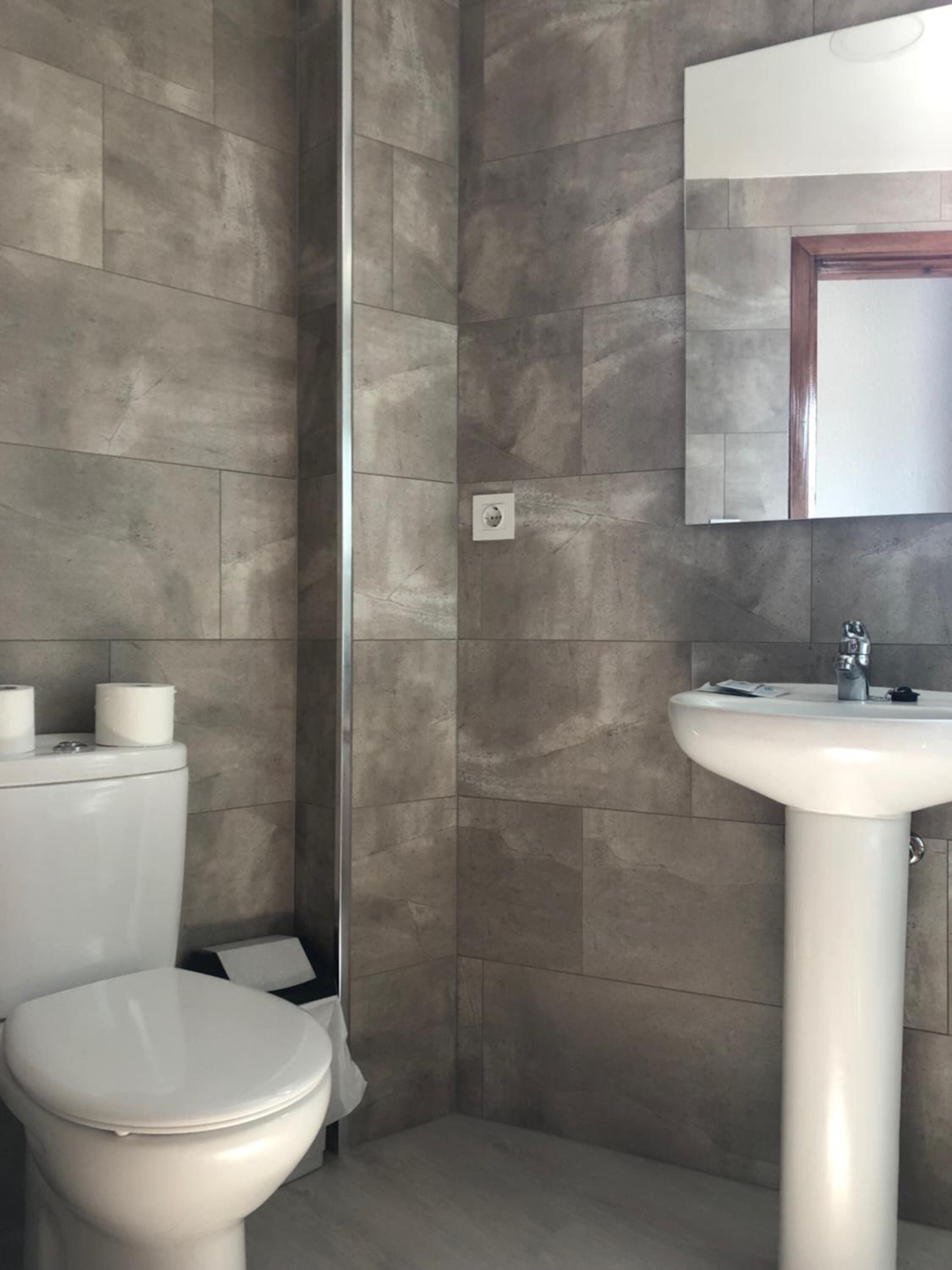 free toiletries, towels