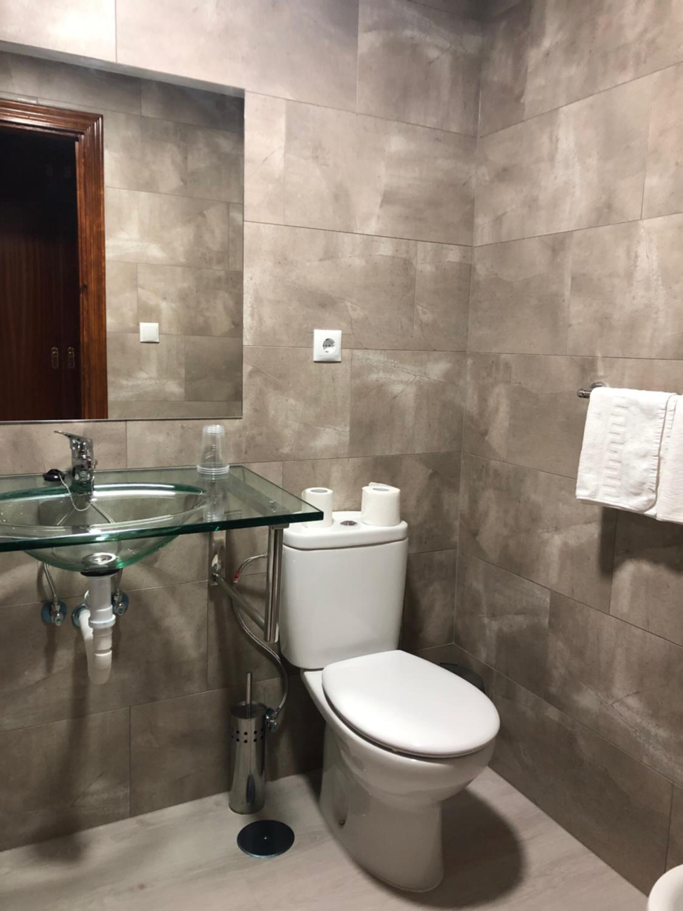 free toiletries, towels