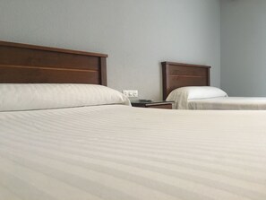 Escritorio, cortinas blackout, wifi gratis y ropa de cama 