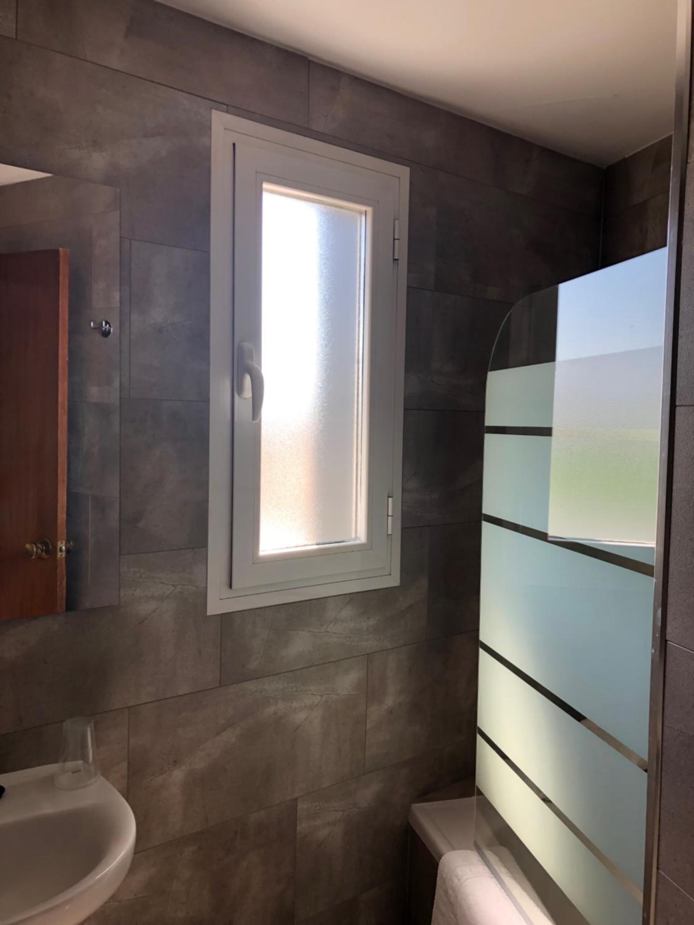 free toiletries, towels