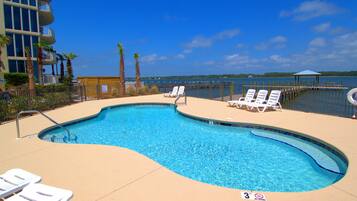 Hồ bơi ngoài trời