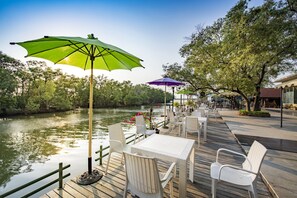 Phục vụ bữa sáng, bữa trưa, bữa tối, món Thái 