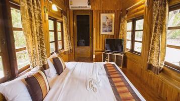 Deluxe Double Room with River View | Blackout drapes, free WiFi