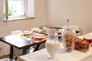 Tägliches nach Wunsch zubereitetes Frühstück (8 EUR pro Person)