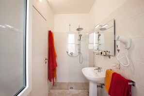 Comfort Double or Twin Room | Bathroom | Shower, jetted bath, rainfall showerhead, free toiletries - Artemisia negli ulivi B&B (Magliano in Toscana)