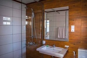 Superior Double Room | Bathroom | Shower, free toiletries, hair dryer, towels - Mount Mary Inn (Nuwara Eliya)