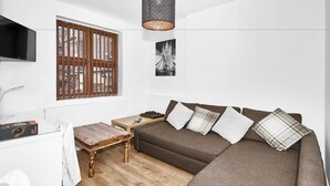 Premium Apartment, 1 Bedroom, Balcony, Garden View | Desk, laptop workspace, blackout drapes, iron/ironing board - Brick Lane Comfy Apartments (London)