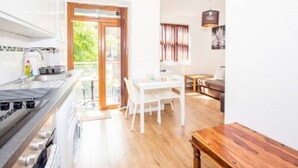 Fridge, microwave, electric kettle - Brick Lane Comfy Apartments (London)
