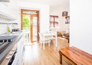 Fridge, microwave, electric kettle - Brick Lane Comfy Apartments (London)