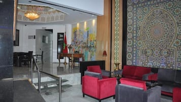 Phục vụ bữa sáng, bữa trưa, bữa tối, món địa phương và quốc tế