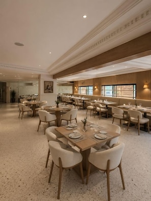A spacious dining area with multiple tables and chairs, a high ceiling with decorative moldings, and large windows providing natural light. - Hotel Washington (Casablanca)