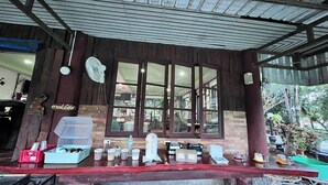 Un restaurante con mostrador, ventilador y ventana con reflejos.