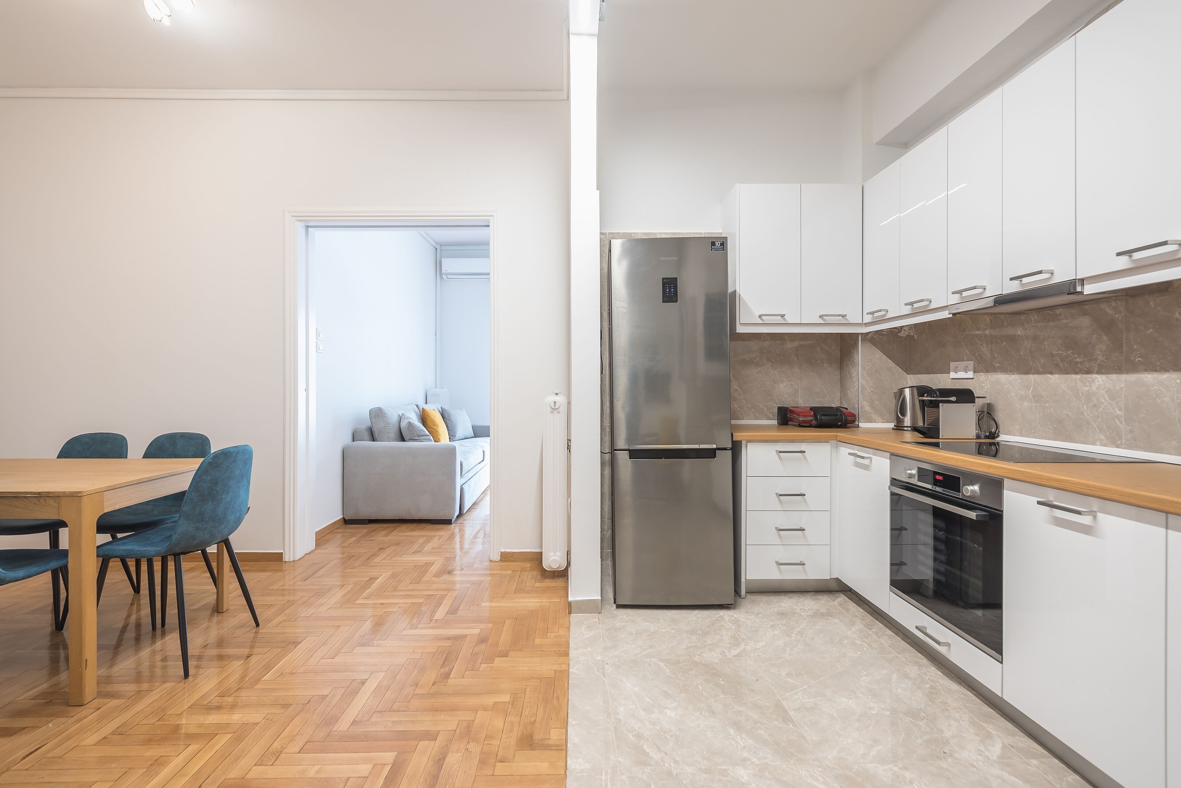 Apartment (Victoria Secret 1 min from Metro) | Private kitchen | Fridge, oven, stovetop, coffee/tea maker