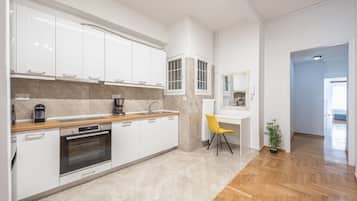 Apartment (Victoria Secret 1 min from Metro) | Private kitchen | Fridge, oven, stovetop, coffee/tea maker