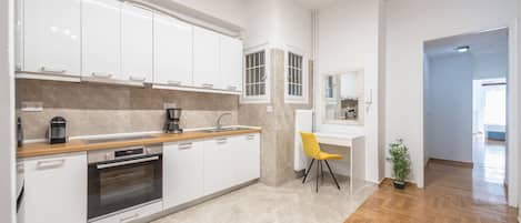 Apartment (Victoria Secret 1 min from Metro) | Private kitchen | Fridge, oven, stovetop, coffee/tea maker