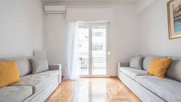 Apartment (Victoria Secret 1 min from Metro) | Living room | Flat-screen TV