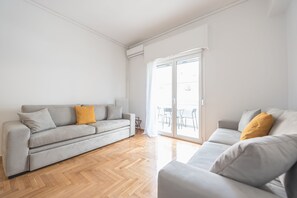 Apartment (Victoria Secret 1 min from Metro) | Living area | Flat-screen TV