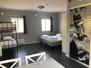 Cortinas blackout, tabla de planchar con plancha y wifi gratis 