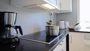 Family Room, Shared Bathroom | Private kitchen | Fridge, microwave