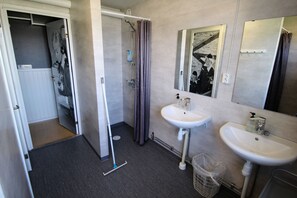 Familienzimmer, Gemeinschaftsbad | Badezimmer | Dusche, Haartrockner, Handtücher