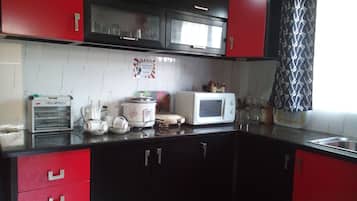 Villa familiar, 3 habitaciones, alberca privada | Cocineta privada | Refrigerador, microondas, parrilla de estufa y tetera eléctrica