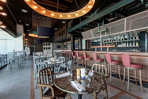 2 bars-salons, bar dans la piscine, bar attenant à la piscine
