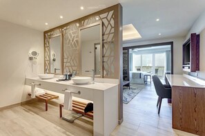 Literie de qualité, minibar contenant certains articles gratuits