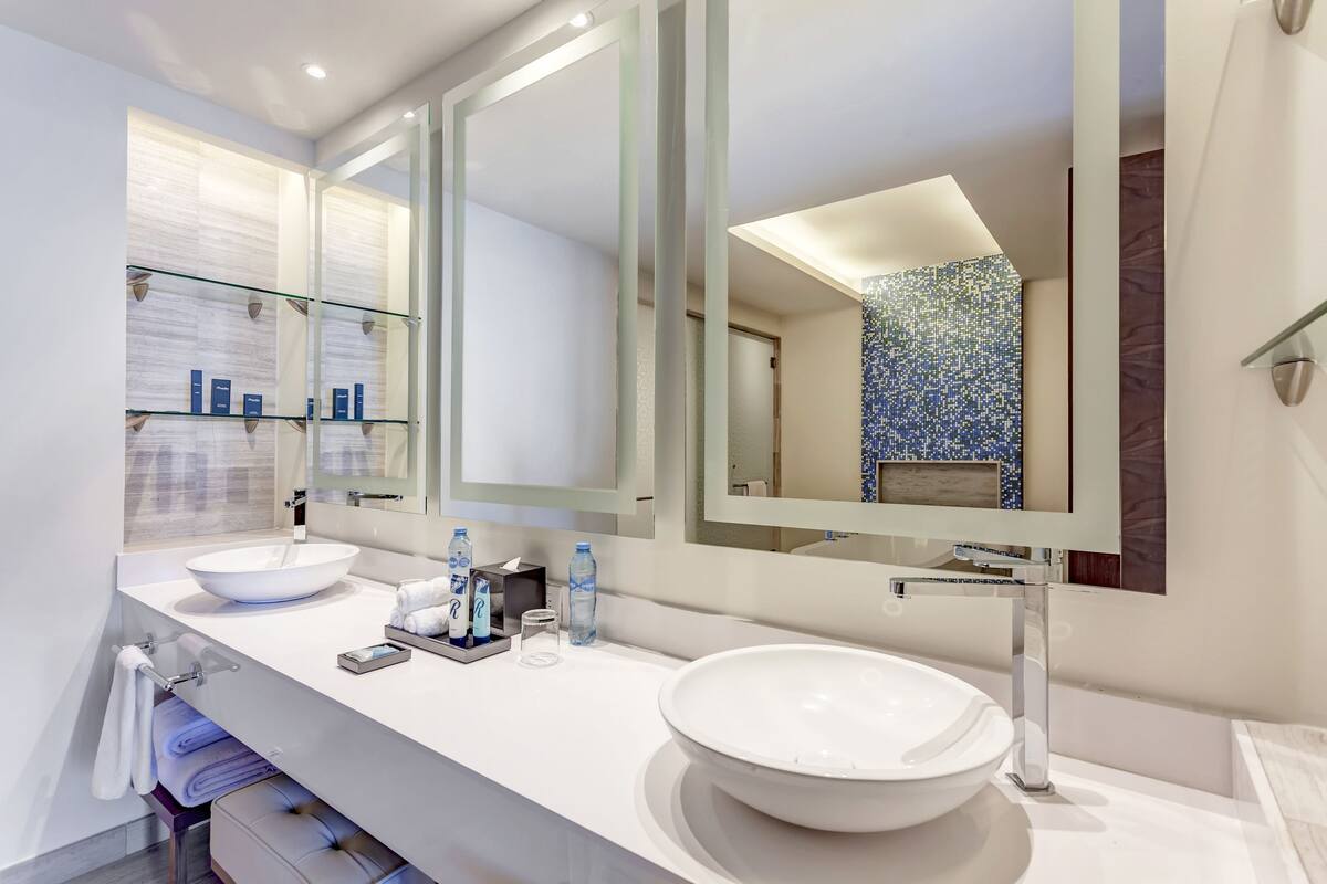 Shower, rainfall showerhead, free toiletries, hair dryer