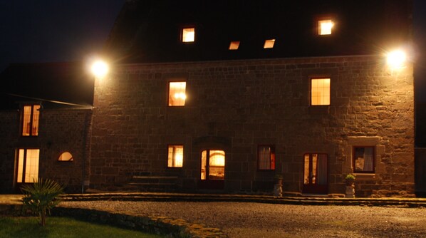 Fassade der Unterkunft – Abend/Nacht