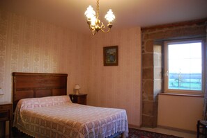 Superior Double Room | Individually decorated, individually furnished, cots/infant beds - Au Domaine de Rimou (Rimou)