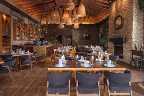 2 ravintolaa, joissa tarjoillaan aamiainen ja lounas; fuusiokeittiö 