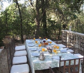 Desayuno continental diario (EUR 12 por persona)