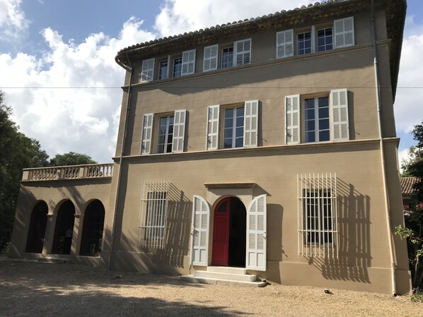 Fachada de la propiedad