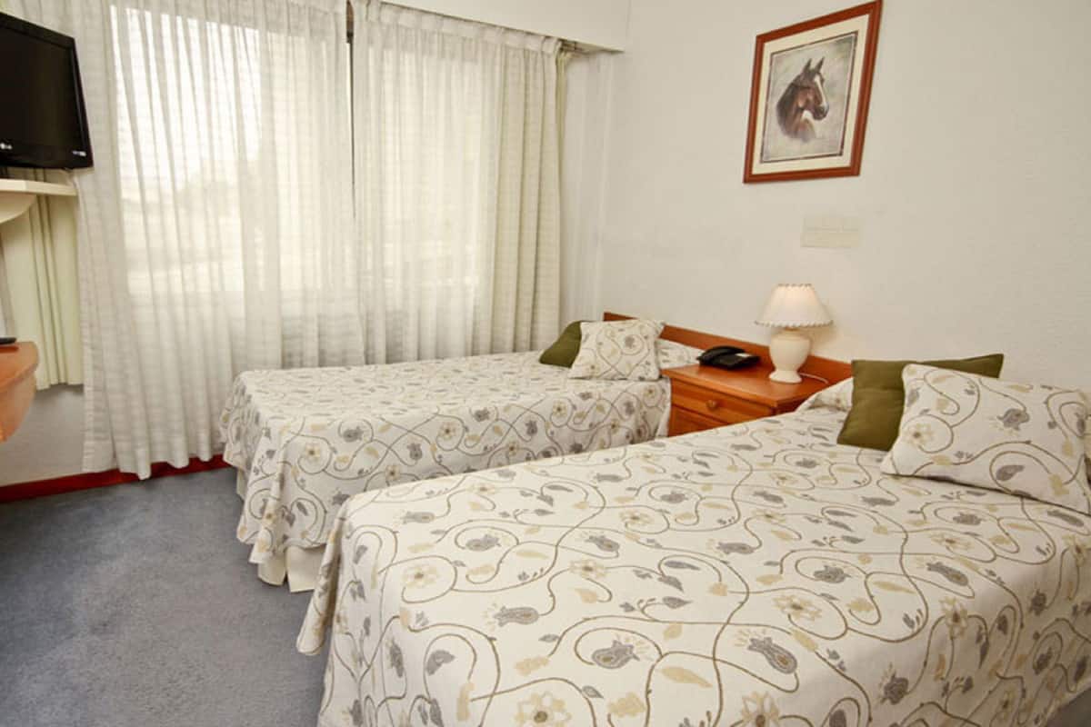 Habitación cuádruple | Caja fuerte, cortinas opacas, wifi gratis y ropa de cama