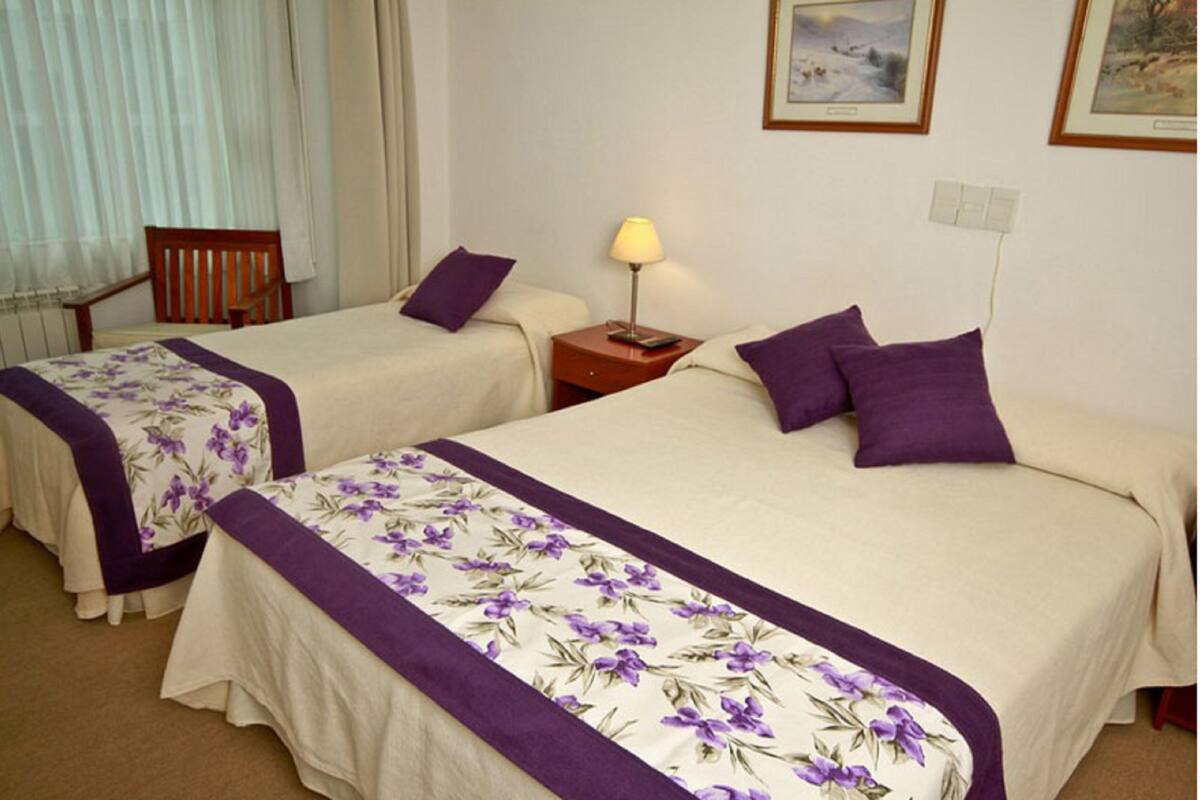 Habitación triple | Caja fuerte, cortinas opacas, wifi gratis y ropa de cama