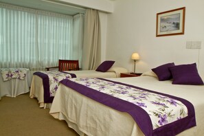 Habitación triple | Caja fuerte, cortinas opacas, wifi gratis y ropa de cama