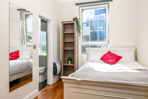 City Room, City View | Iron/ironing board, free WiFi, bed sheets - Private Ensuite Room Liverpool Street (London)
