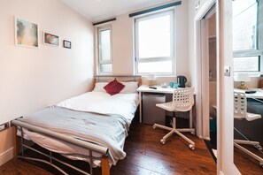 Basic Room, 1 Double Bed | Iron/ironing board, free WiFi, bed sheets - Private Ensuite Room Liverpool Street (London)