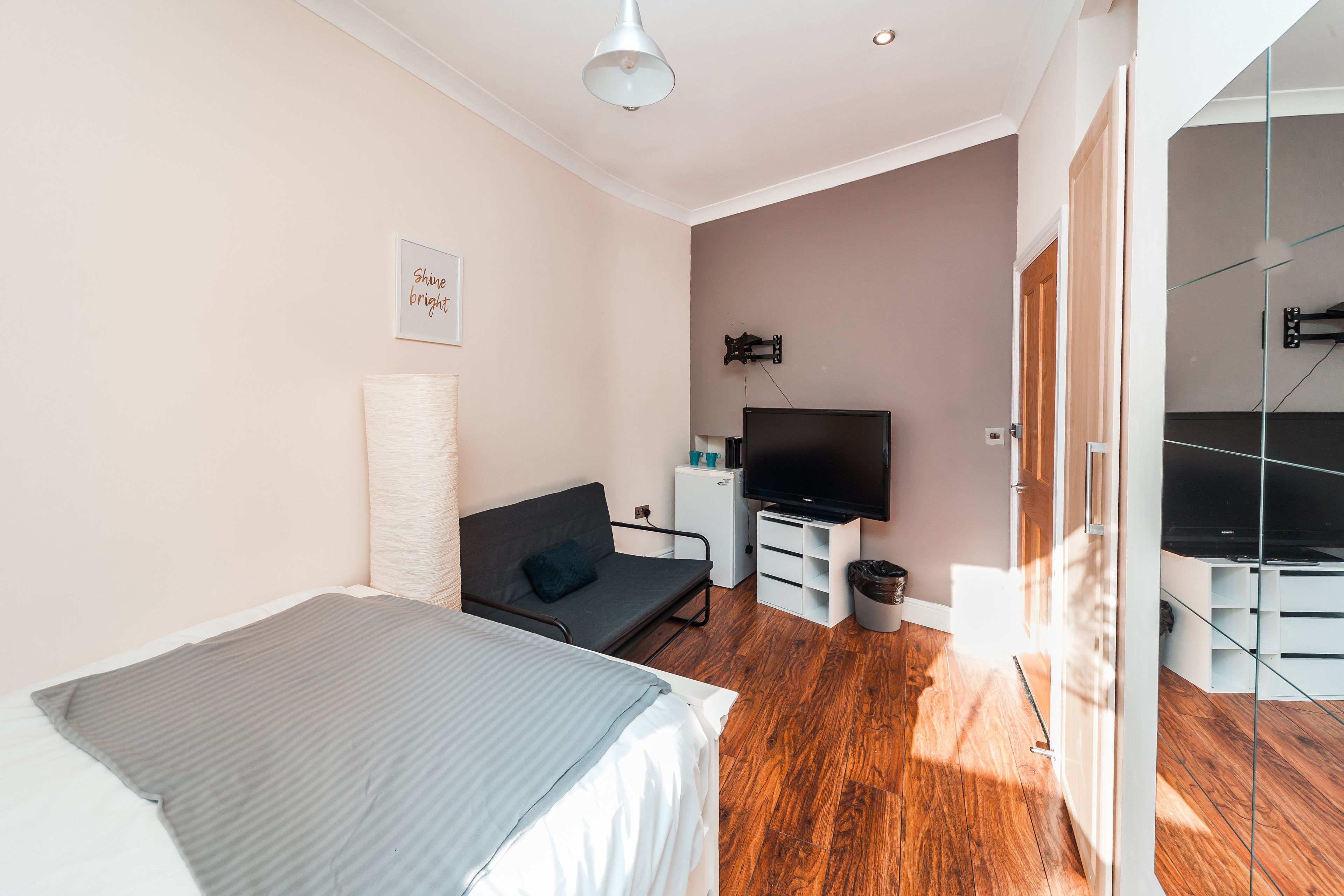 Habitación urbana, vista a la ciudad | Baño | Regadera, amenidades de baño gratuitas, toallas 