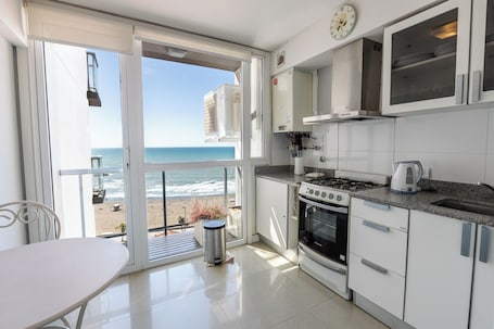 Refrigerador con freezer, microondas, horno, placa de cocina